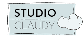 Het logo van studio claudy, zwarte tekst in een lichtblauw rechthoek met een kader en een wolkje aan de rechterkant